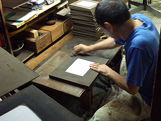 （3）日本伝統の高い技術を誇る輪島塗老舗4代目問当主であり、伝統工芸士である大崎庄右ェ門氏の漆塗りをオーダーしております。