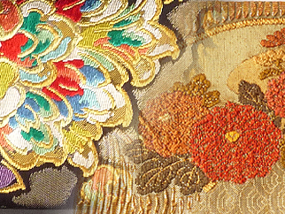 （4）織物は漆の品格にあう、繊細な技術を要する正装用、正絹手織袋帯の逸品を手配します。